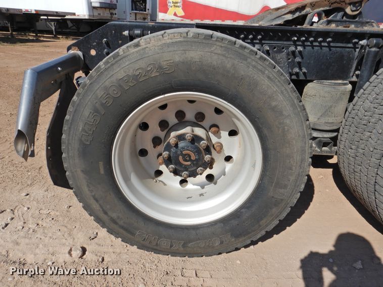 image for item DG1427 2013 Volvo VN  semi truck