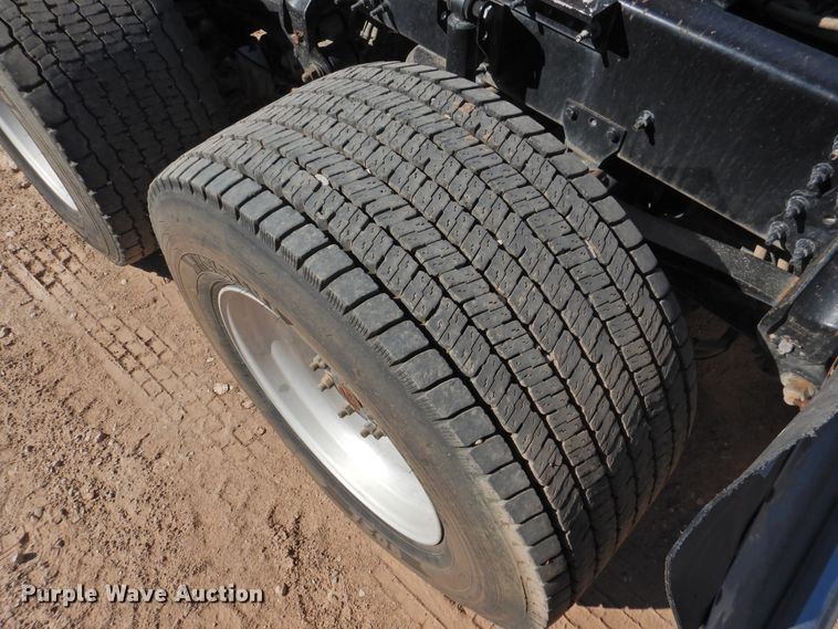 image for item DG1427 2013 Volvo VN  semi truck