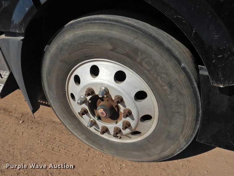 image for item DG1427 2013 Volvo VN  semi truck