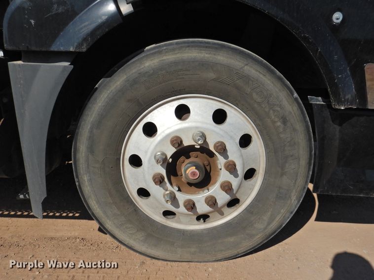 image for item DG1427 2013 Volvo VN  semi truck