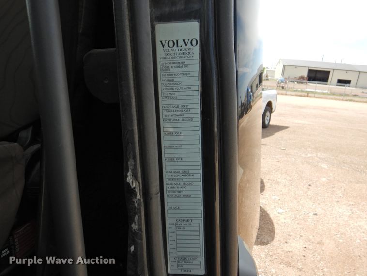 image for item DG1427 2013 Volvo VN  semi truck