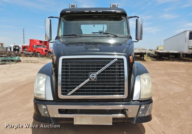 image for item DG1429 2013 Volvo VNL  semi truck