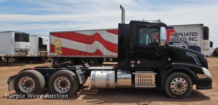 image for item DG1429 2013 Volvo VNL  semi truck