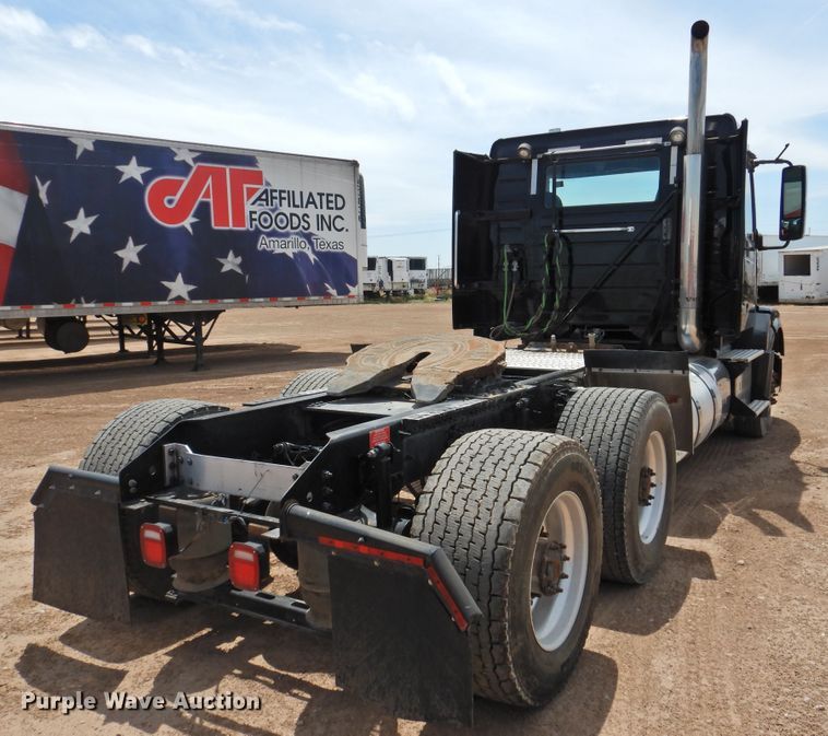 image for item DG1429 2013 Volvo VNL  semi truck