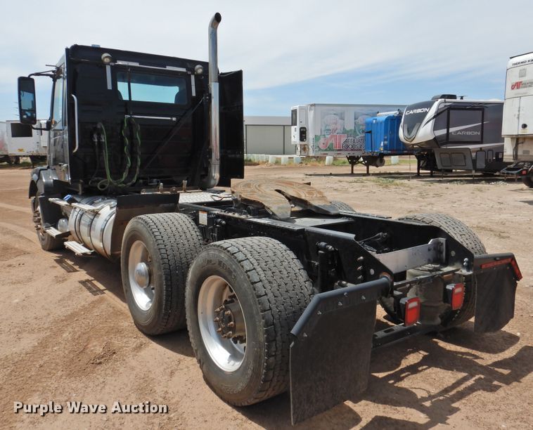 image for item DG1429 2013 Volvo VNL  semi truck