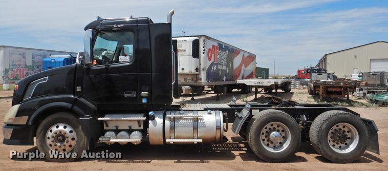 image for item DG1429 2013 Volvo VNL  semi truck