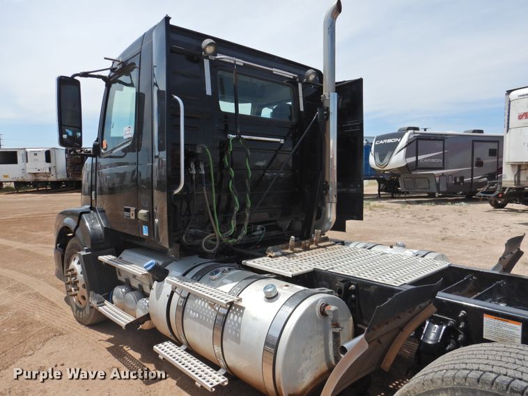 image for item DG1429 2013 Volvo VNL  semi truck