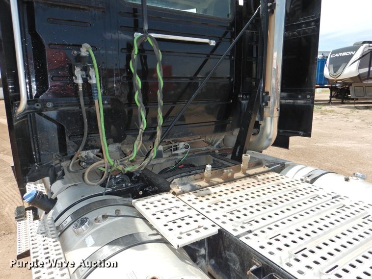 image for item DG1429 2013 Volvo VNL  semi truck