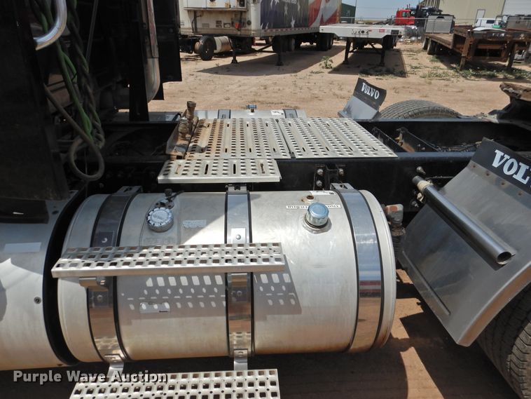 image for item DG1429 2013 Volvo VNL  semi truck