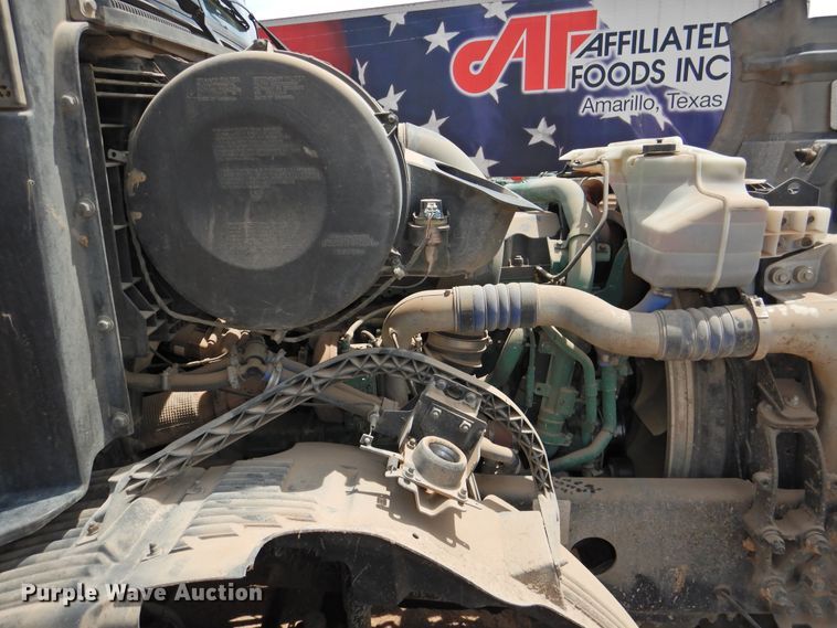 image for item DG1429 2013 Volvo VNL  semi truck