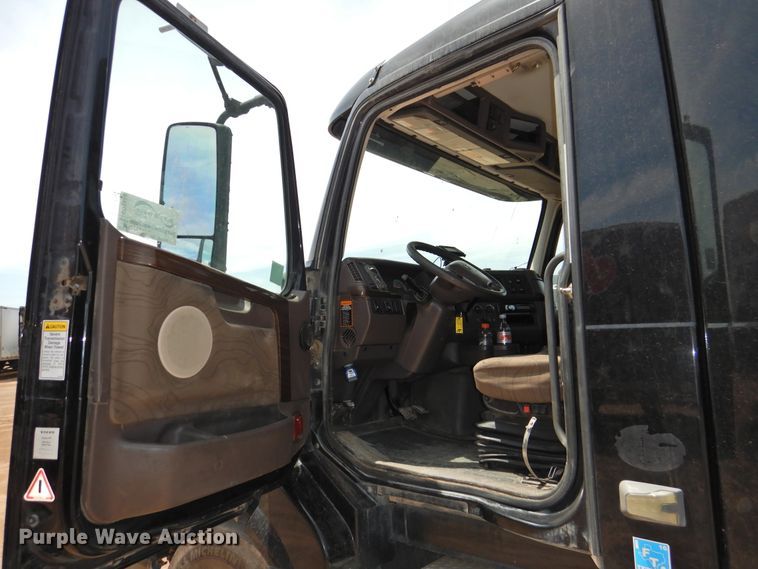 image for item DG1429 2013 Volvo VNL  semi truck