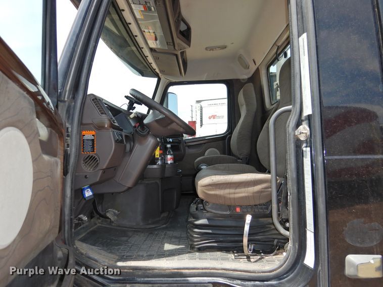 image for item DG1429 2013 Volvo VNL  semi truck