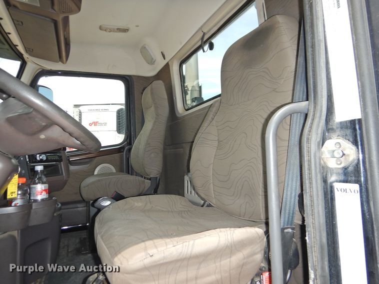 image for item DG1429 2013 Volvo VNL  semi truck