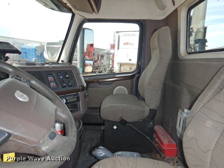 image for item DG1429 2013 Volvo VNL  semi truck