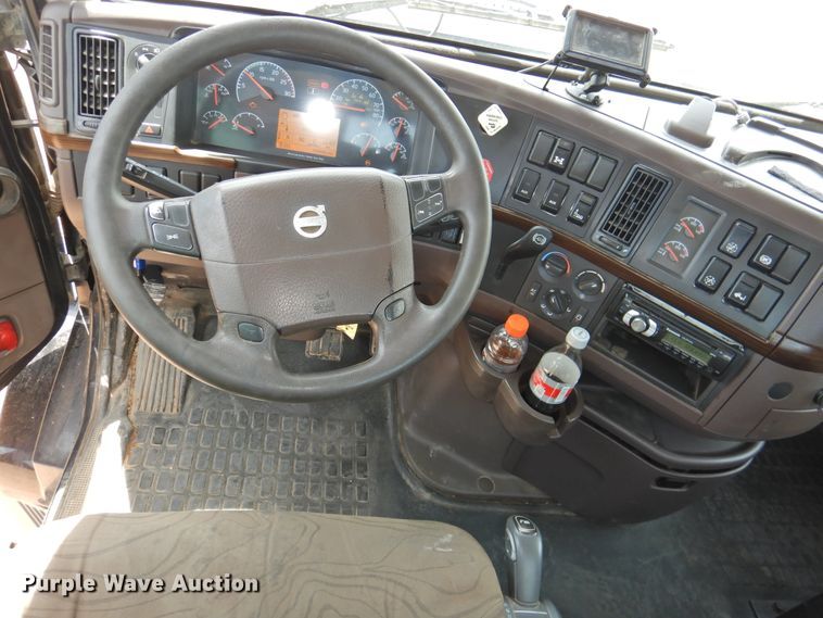 image for item DG1429 2013 Volvo VNL  semi truck