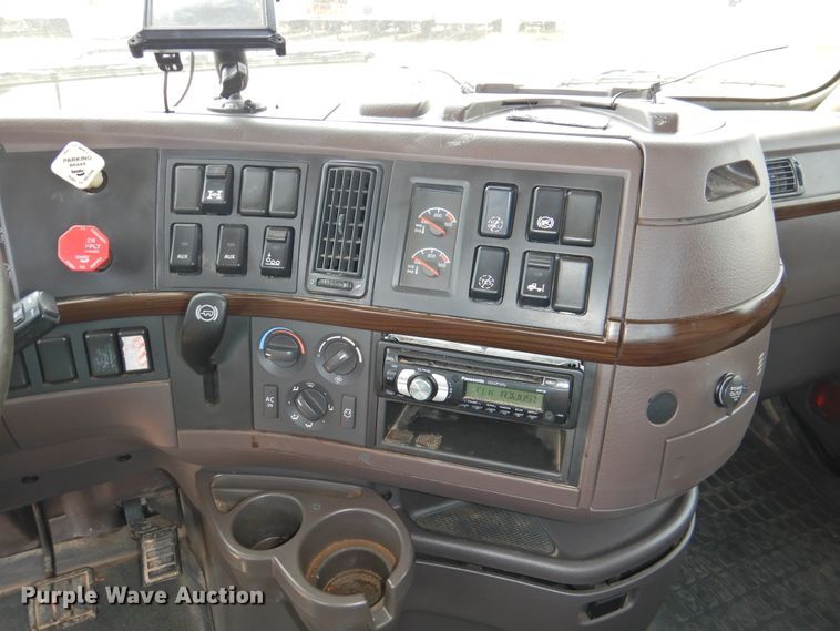 image for item DG1429 2013 Volvo VNL  semi truck