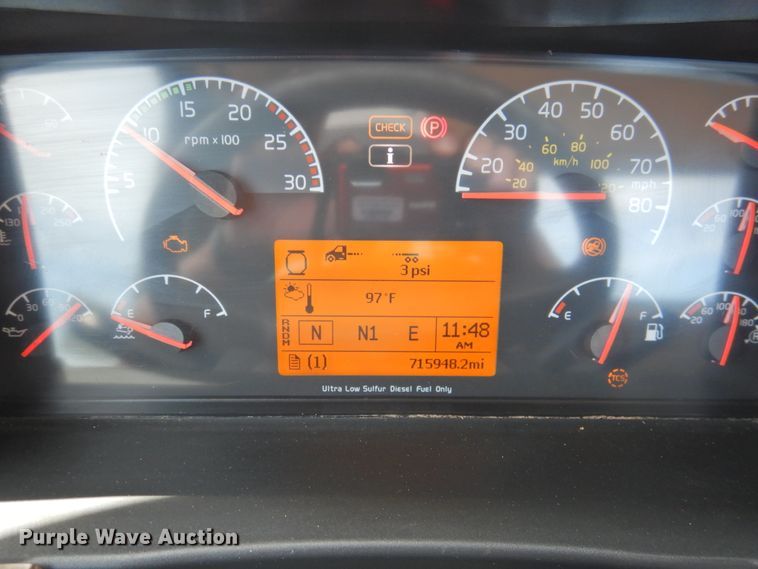 image for item DG1429 2013 Volvo VNL  semi truck