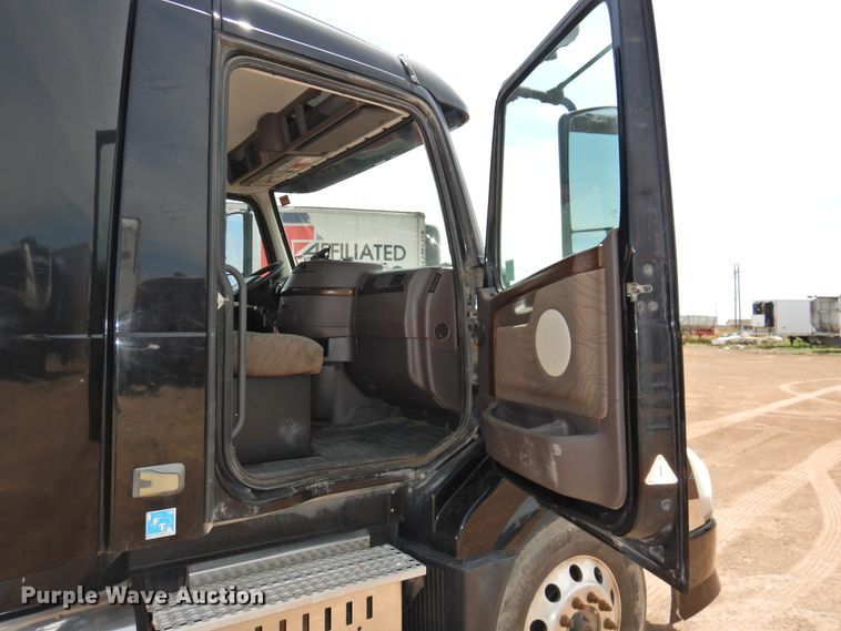 image for item DG1429 2013 Volvo VNL  semi truck