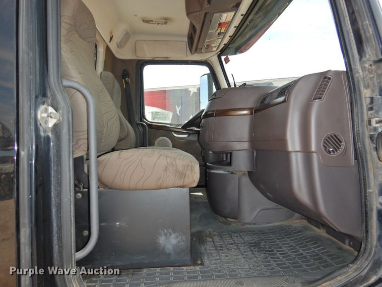 image for item DG1429 2013 Volvo VNL  semi truck