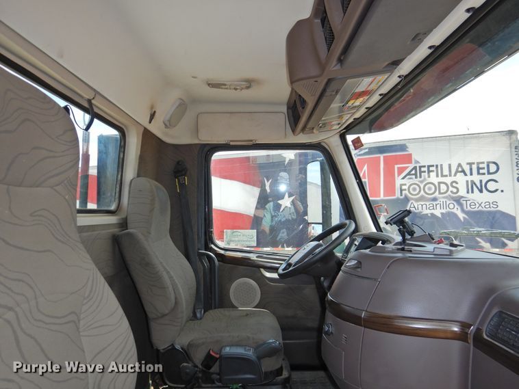 image for item DG1429 2013 Volvo VNL  semi truck