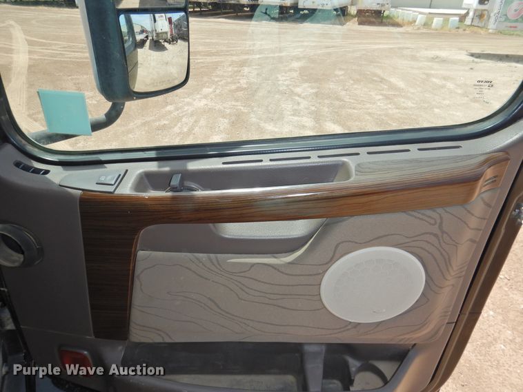 image for item DG1429 2013 Volvo VNL  semi truck