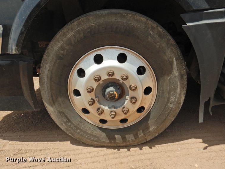 image for item DG1429 2013 Volvo VNL  semi truck