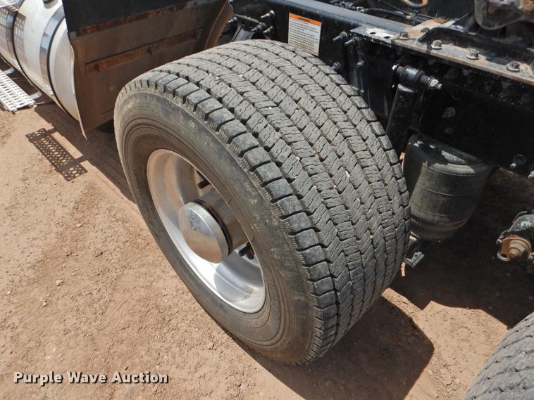 image for item DG1429 2013 Volvo VNL  semi truck