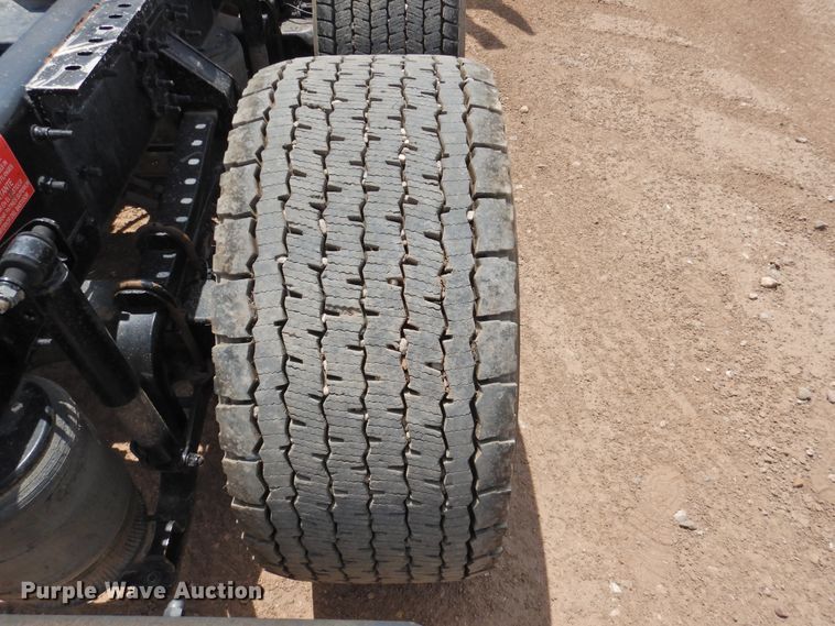 image for item DG1429 2013 Volvo VNL  semi truck