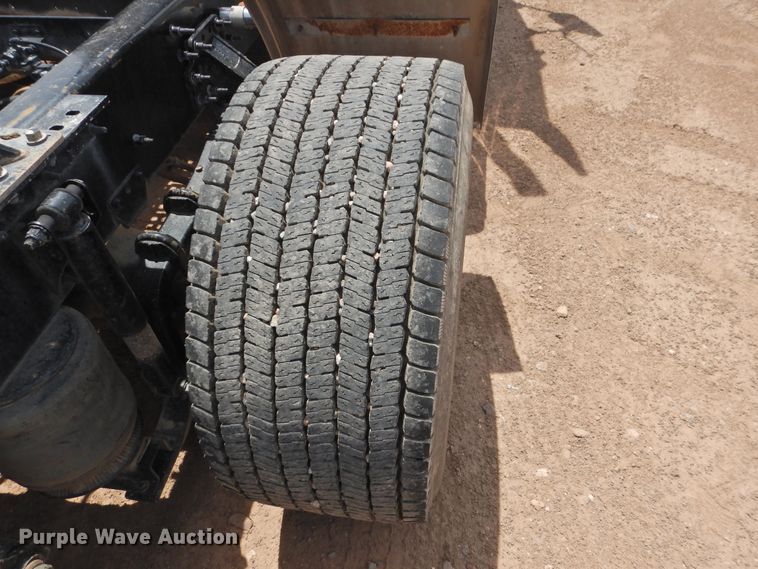 image for item DG1429 2013 Volvo VNL  semi truck