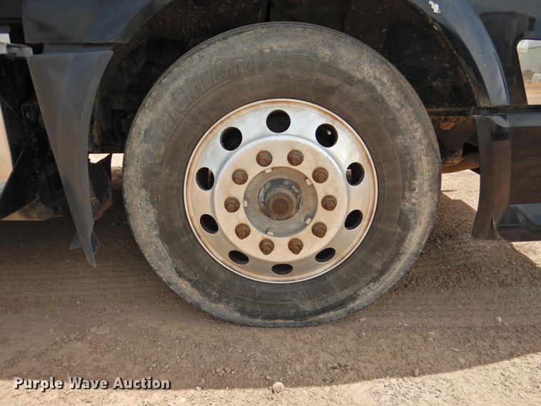 image for item DG1429 2013 Volvo VNL  semi truck