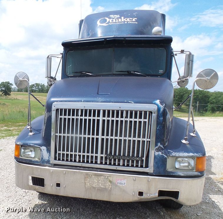 image for item DG1975 1995 International 9400  semi truck