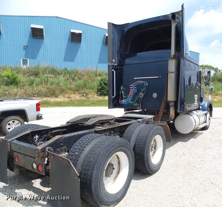 image for item DG1975 1995 International 9400  semi truck