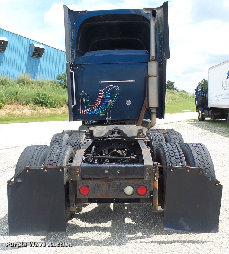 image for item DG1975 1995 International 9400  semi truck