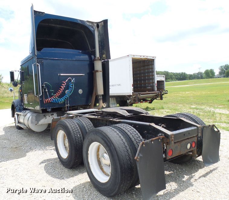 image for item DG1975 1995 International 9400  semi truck