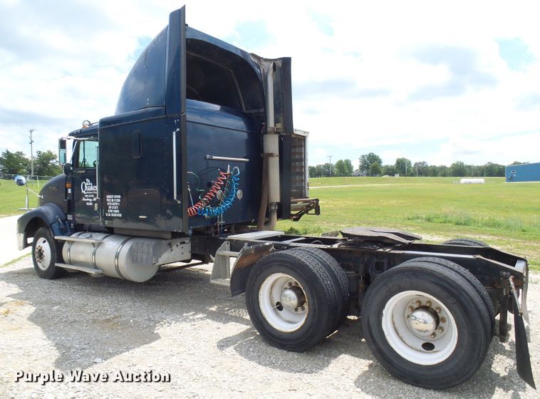 image for item DG1975 1995 International 9400  semi truck