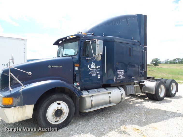 image for item DG1975 1995 International 9400  semi truck
