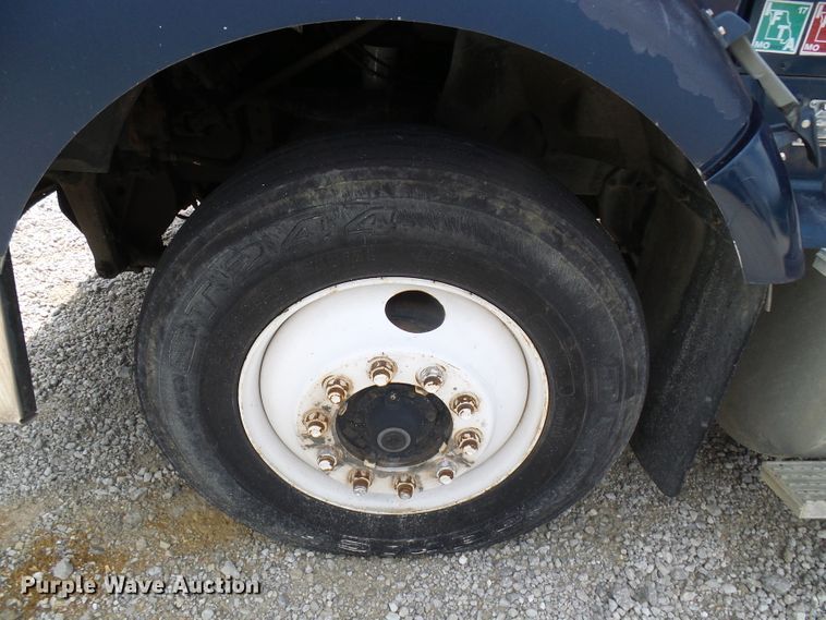 image for item DG1975 1995 International 9400  semi truck