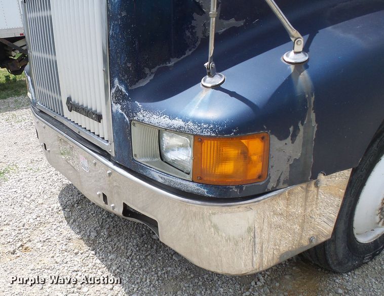 image for item DG1975 1995 International 9400  semi truck