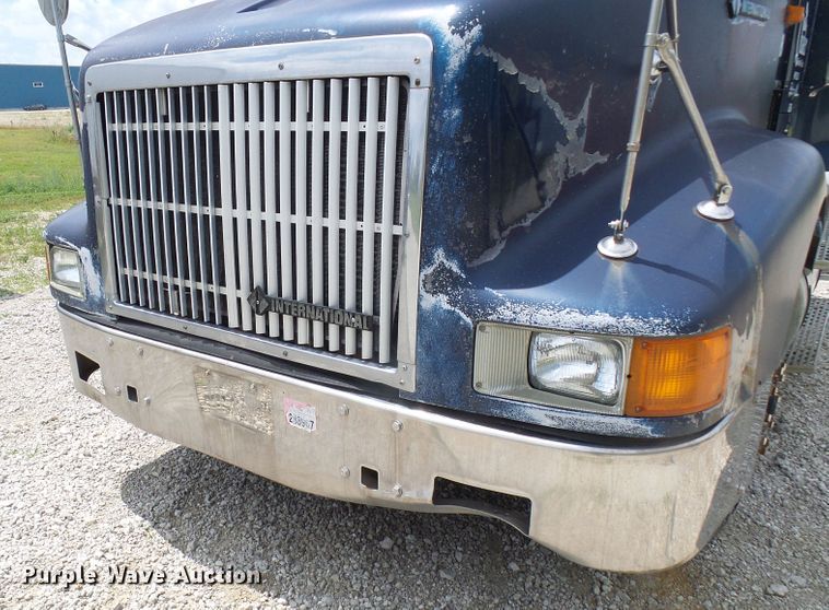 image for item DG1975 1995 International 9400  semi truck