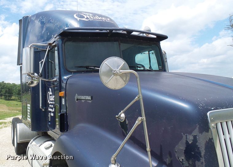 image for item DG1975 1995 International 9400  semi truck
