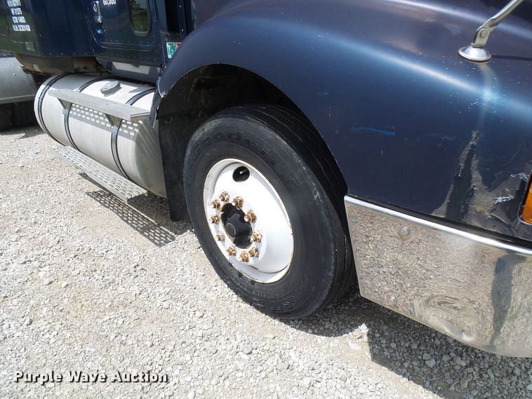image for item DG1975 1995 International 9400  semi truck