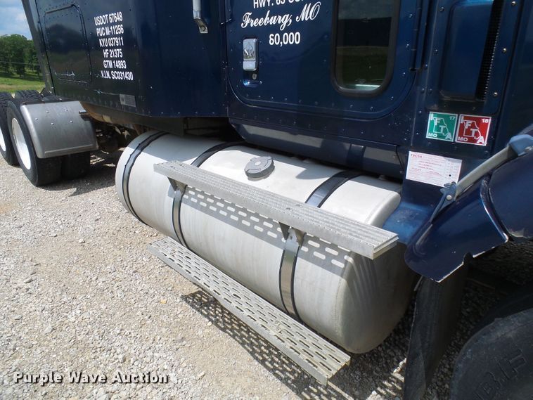image for item DG1975 1995 International 9400  semi truck
