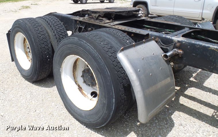 image for item DG1975 1995 International 9400  semi truck