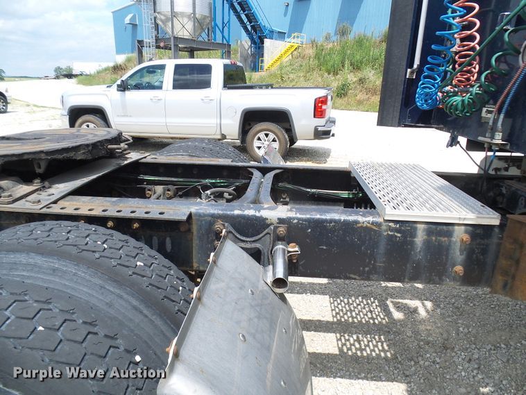 image for item DG1975 1995 International 9400  semi truck