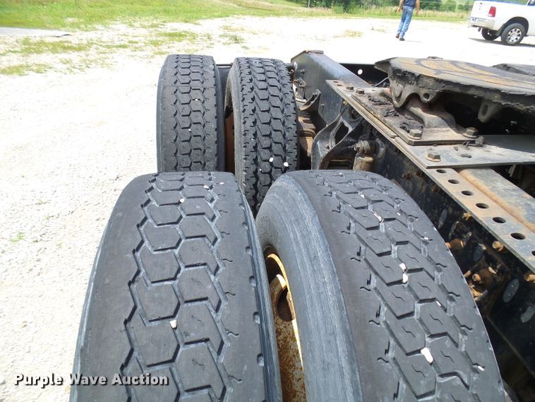 image for item DG1975 1995 International 9400  semi truck