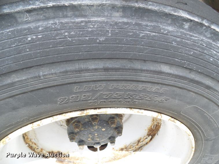 image for item DG1975 1995 International 9400  semi truck