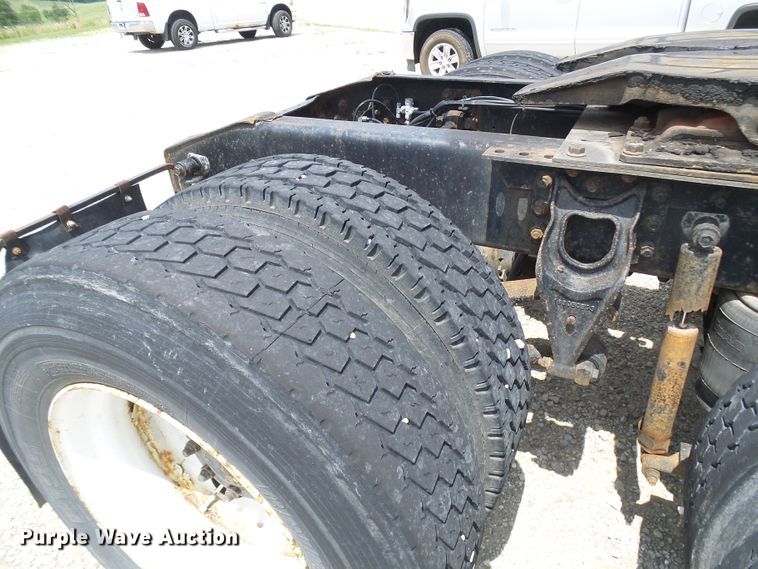 image for item DG1975 1995 International 9400  semi truck