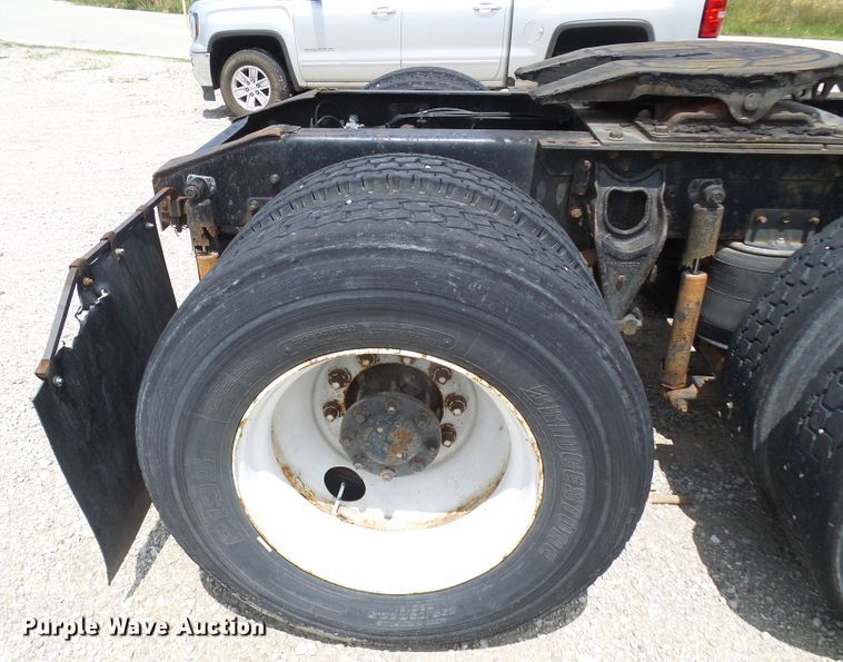 image for item DG1975 1995 International 9400  semi truck