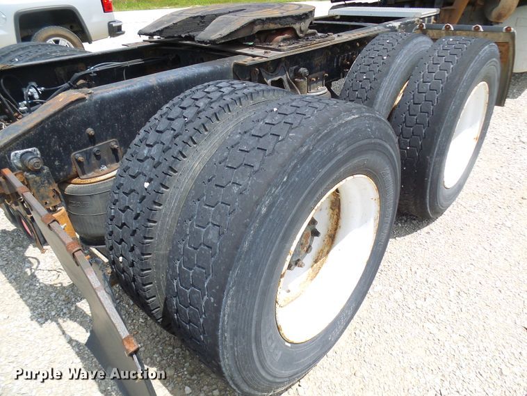 image for item DG1975 1995 International 9400  semi truck