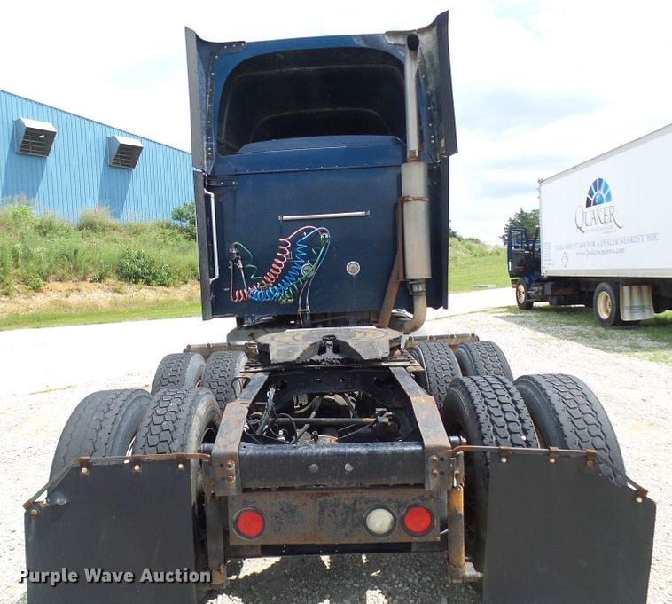 image for item DG1975 1995 International 9400  semi truck